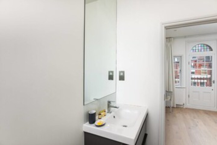 Room 32 of 96