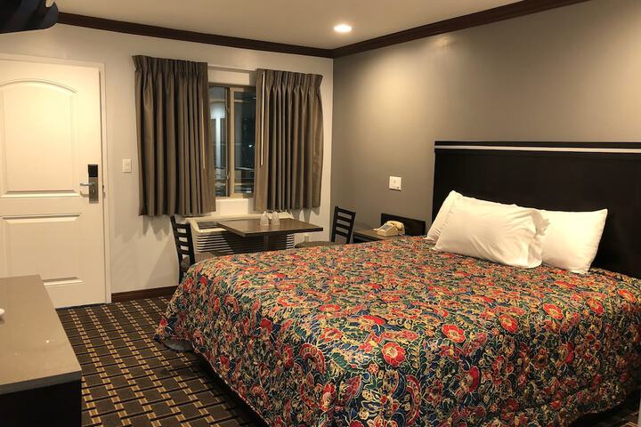 1 King Bed (6 of 12)