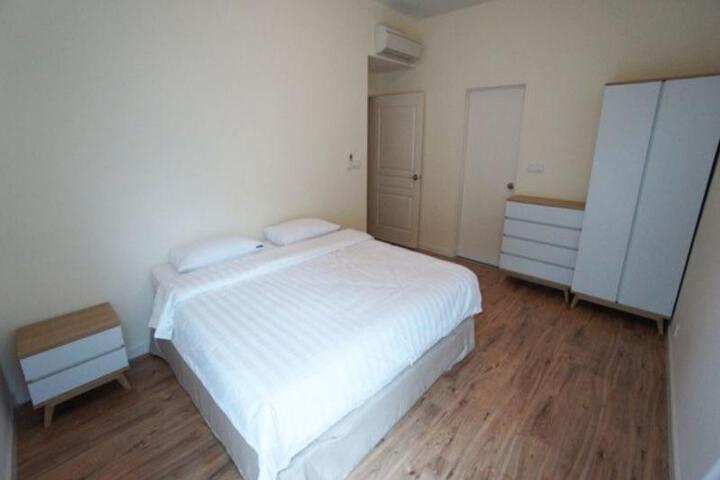 Room 2 of 5