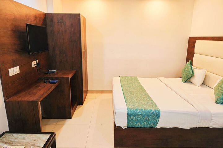 Room 8 of 12