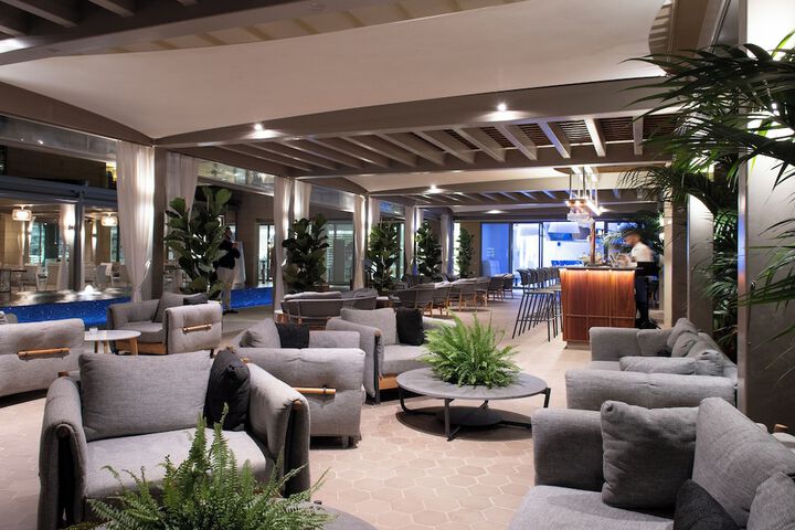 Lounge 70 of 88