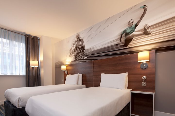 Room 10 of 42