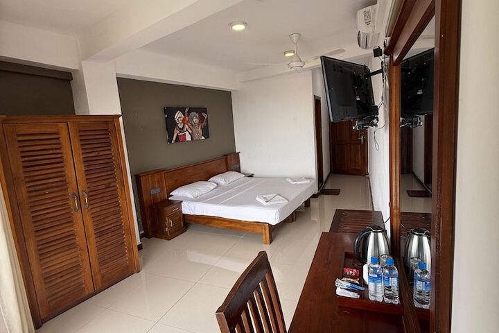 Room 3 of 47