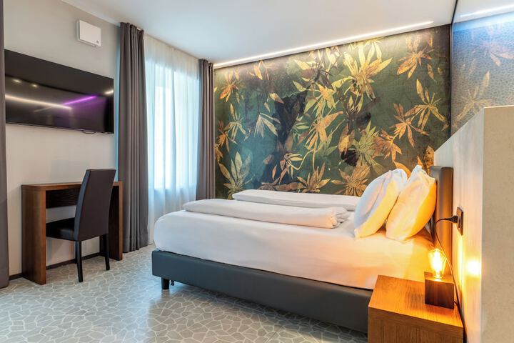 Room 4 of 25
