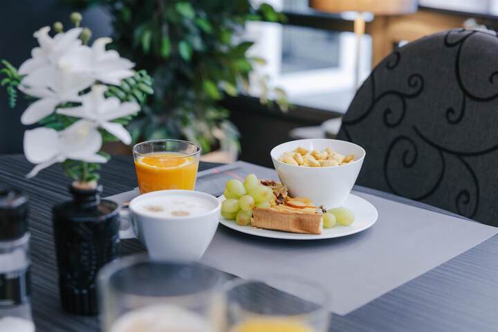 Breakfast/Coffee Service 102 of 136