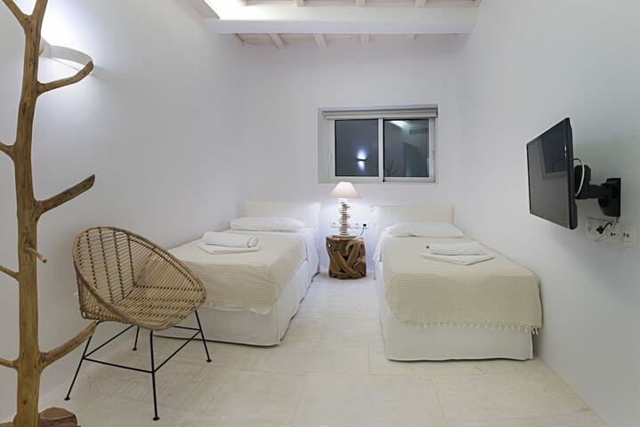 Room 2 of 34