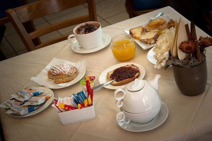 Breakfast/Coffee Service 30 of 44