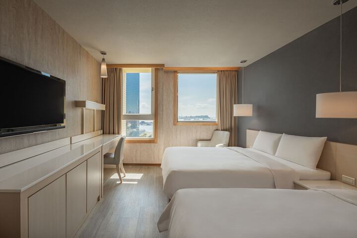 Room 35 of 64