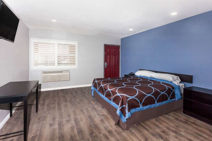 1 King Bed Mobility Hearing Impaired Accessible Room (1 of 5)