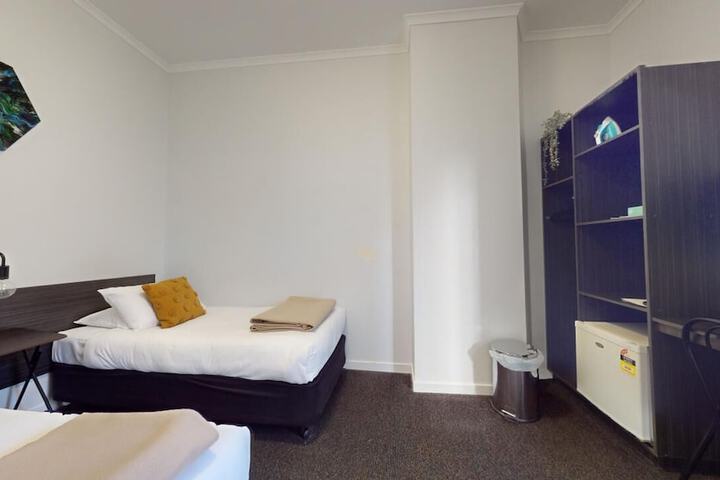 Room 6 of 16