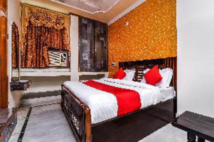 FOREVER BANQUET & ROOMS BY OYO ROOMS