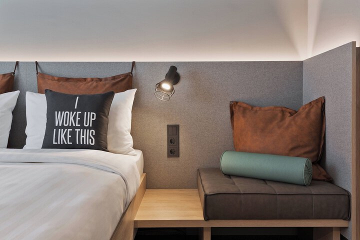 Room 10 of 33