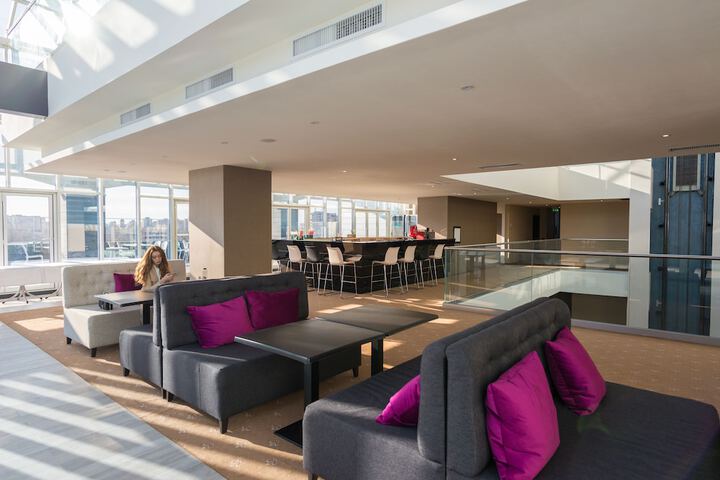 Lounge 42 of 62