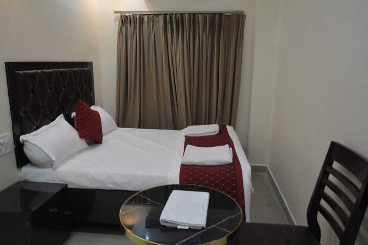 Room 4 of 9