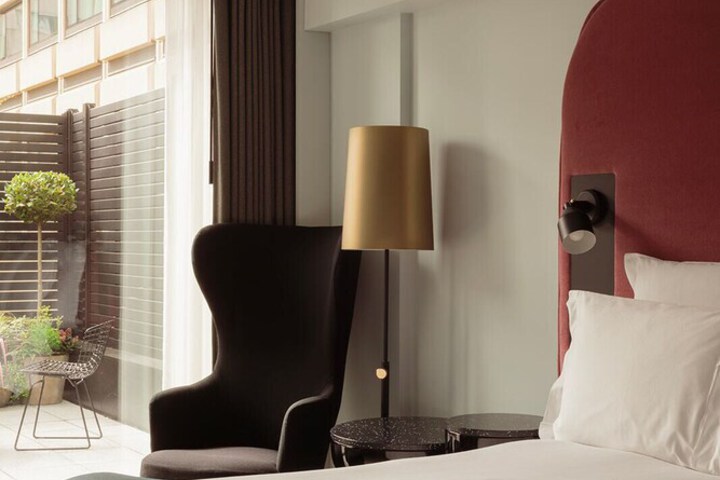 Room 43 of 233