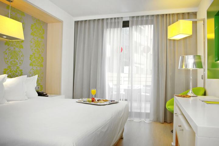 Room 6 of 80