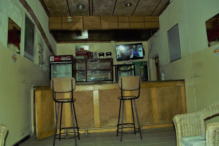 Lounge 18 of 37