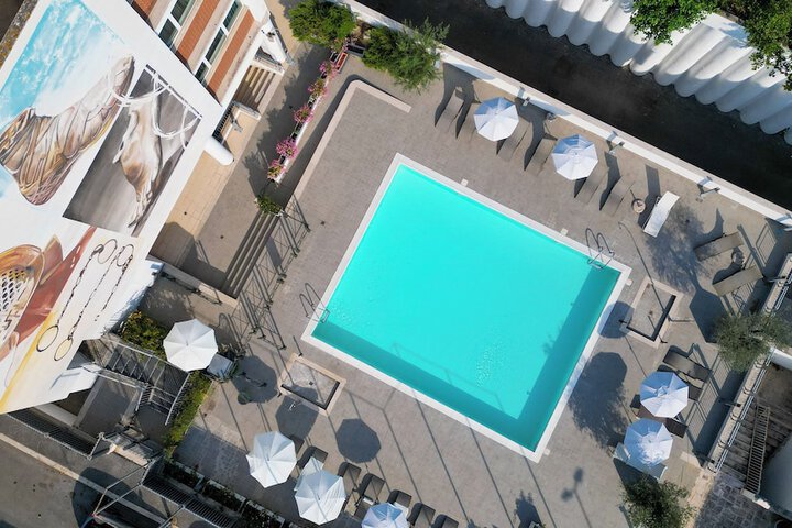 Pool 40 of 84
