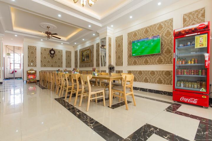 Lounge 20 of 25