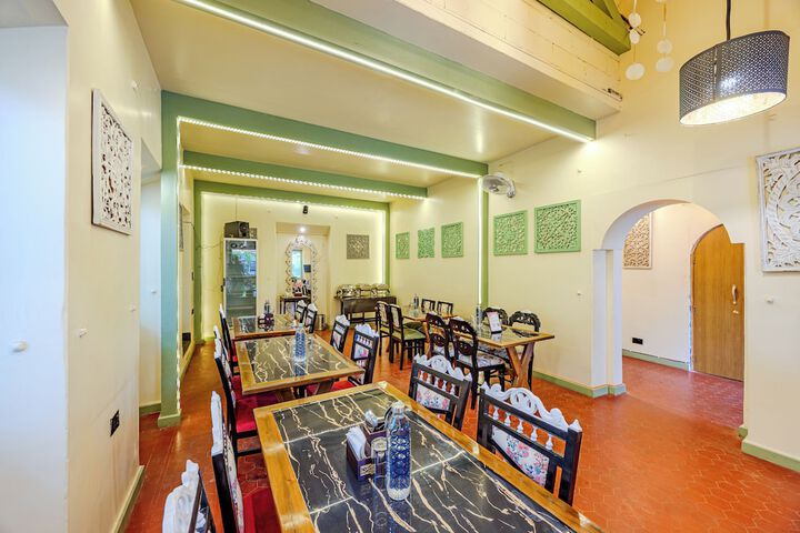 Lobby lounge
