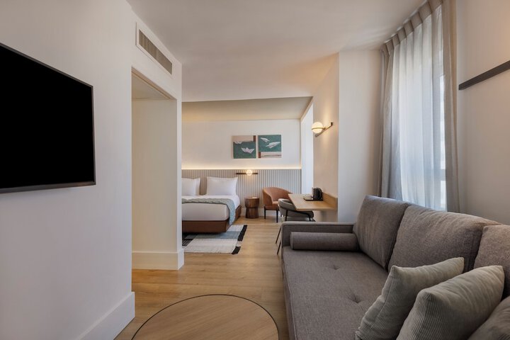 Room 42 of 100