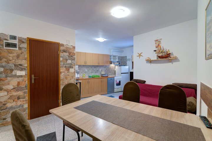 Room 16 of 40