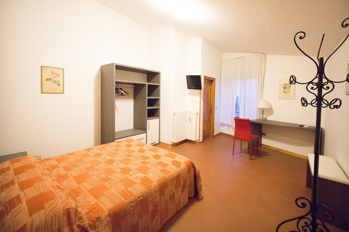 Room 4 of 12