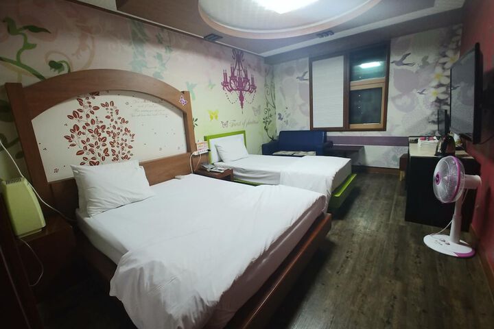 Room 8 of 22