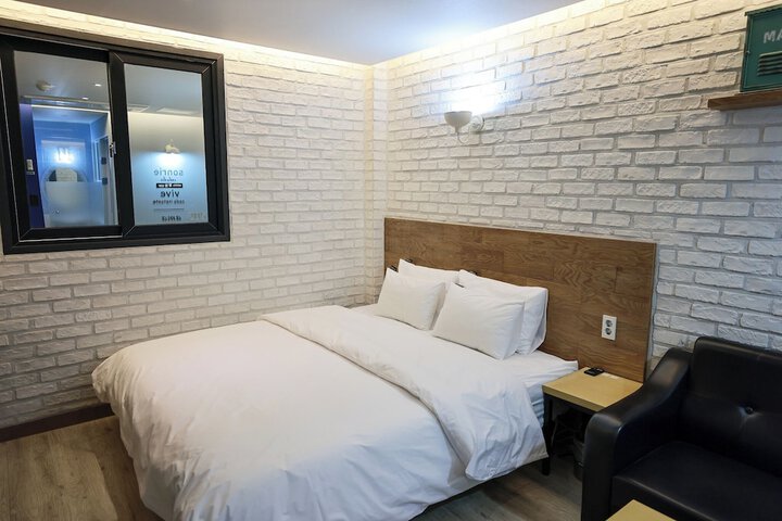 Room 8 of 93