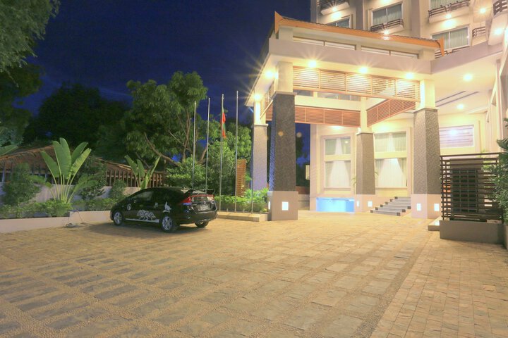 Hotel Exterior 31 of 34