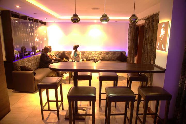 Lounge 22 of 29