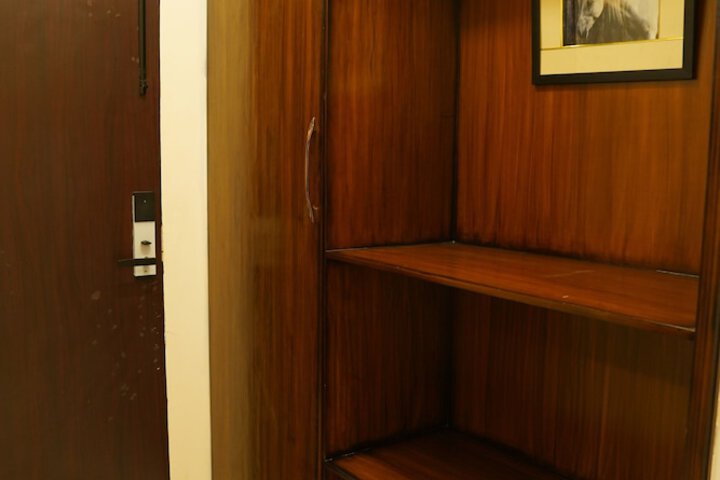 Room 4 of 18