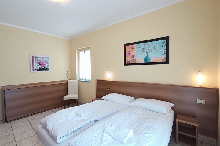 Room 6 of 32