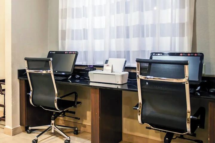 Business Center 32 of 33