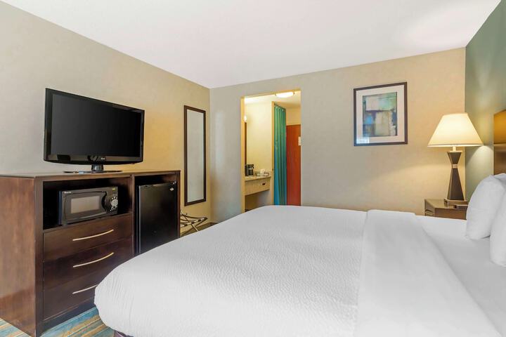 1 King Bed Microwave, Refrigerator Work Desk WiFi Full Breakfast (9 of 21)