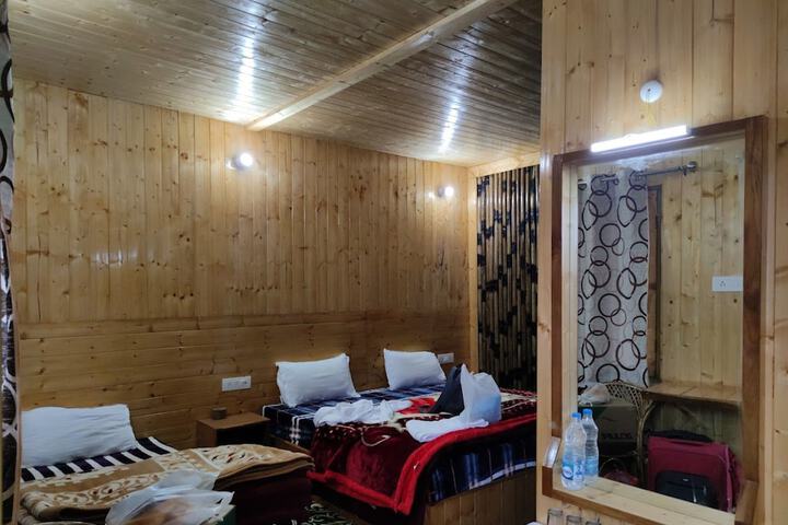 Room 5 of 12