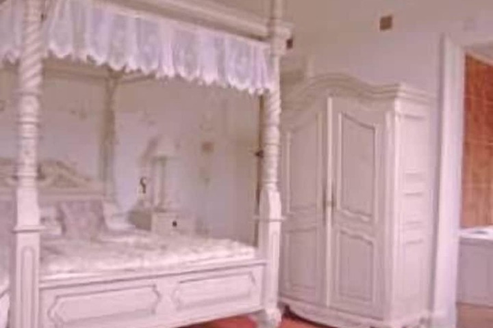 Room 4 of 18