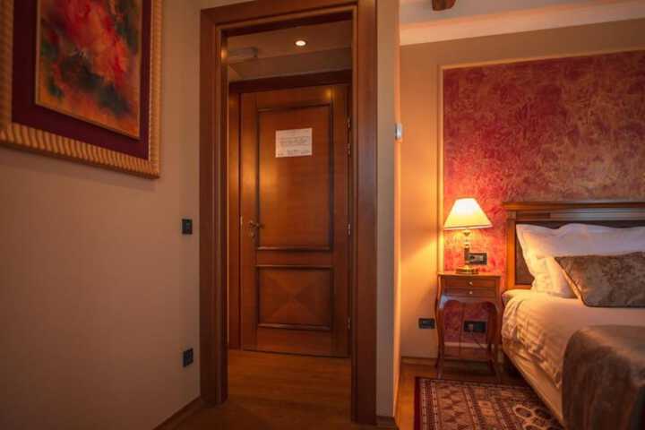 Room 13 of 90