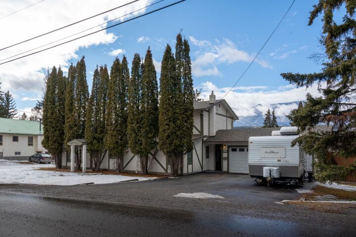 Photo of LUXURIOUS 5500 sqft Home: 5 Br / 5 Ba 