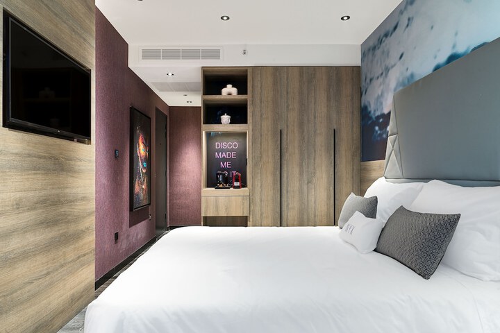 Room 6 of 105