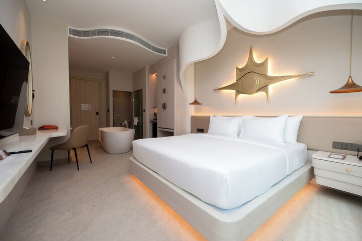 Room 10 of 77
