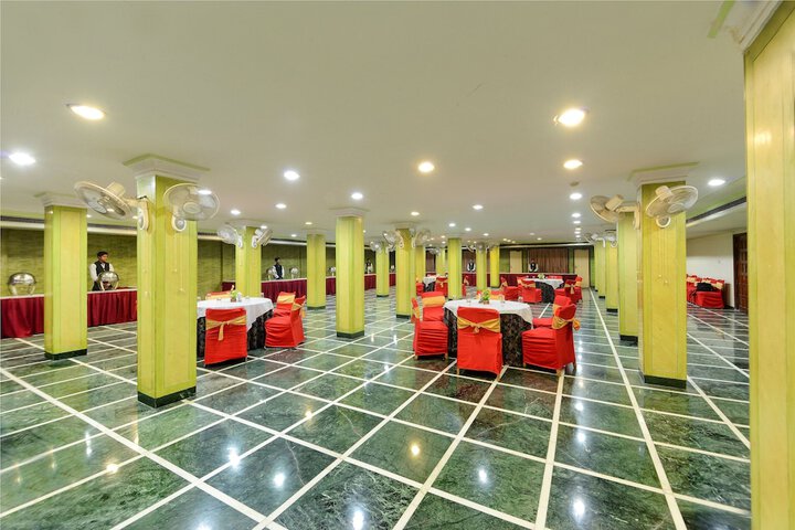 Ballroom/Hall 28 of 31