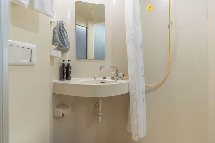Room 4 of 6