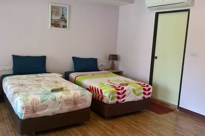 Room 9 of 32