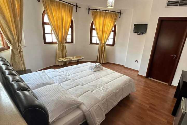 Room 18 of 100