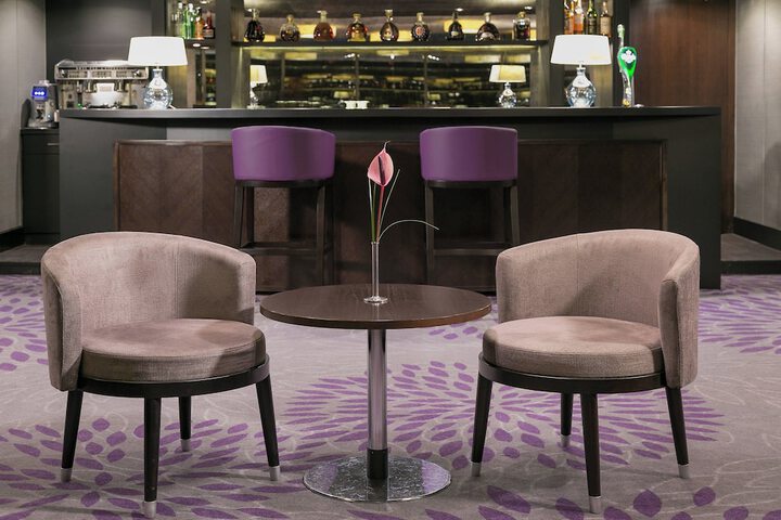 Lounge 77 of 90
