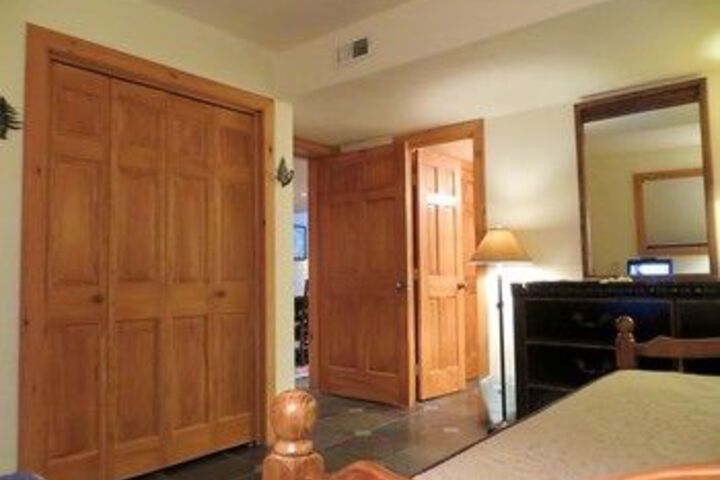Room 6 of 8