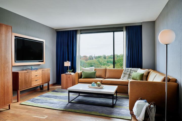 Traditional King Bed (2 of 10)