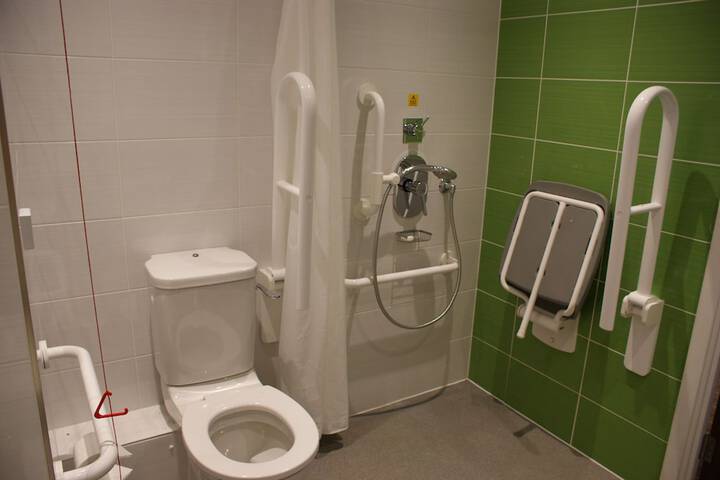 Room 44 of 122