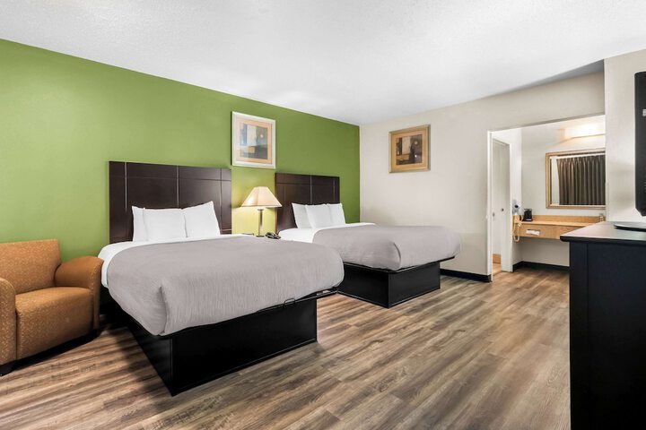 1 Queen Bed (6 of 15)